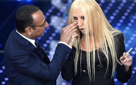 imitatrice sanremo versace|Donatella Versace imitated in SanRemo Fest 2016.